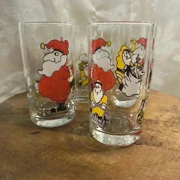 Set of 4 Vintage Christmas  Drinking Glasses - Picture 5 of 5